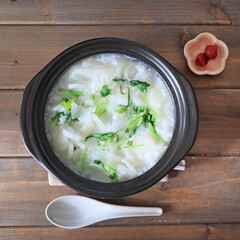土鍋で炊いた七草粥に梅干しを添えて