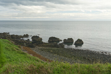 Felsen im Wasser am Ufer vom Gobbins Cliff in Nord Irland
