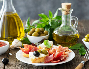 Mediterrane küche mit Olivenöl und antipasti  - obrazy, fototapety, plakaty