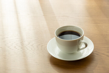 テーブルに置かれたホットコーヒー