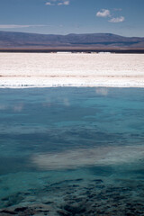 Vistas de los lagos de sal de las Salinas Grandes de Jujuy