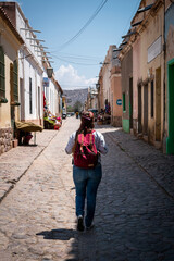 Turista caminando por las calles de la ciudad de Humahuaca	