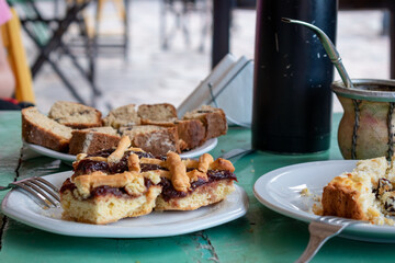 Merienda con mate argentino y diferentes tipos de tortas