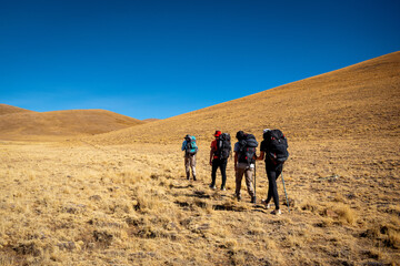 Expedición caminando por las montañas de la Provincia de Jujuy, en Argentina	