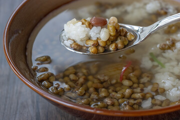 Chinese suzhou-style mung bean soup, summer heat-relieving dessert