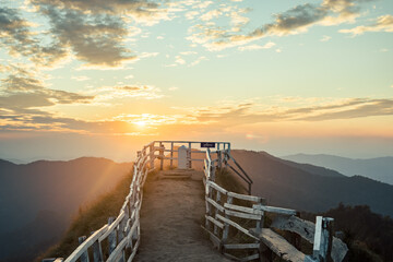 Obraz premium Sunrise, morning fog and the mountain