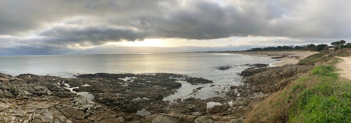 En hiver le long de la plage de Kermor et sur le sentier à Combrit-Sainte-Marine Bretagne Finistère France	