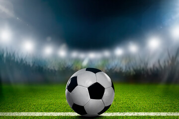 Naklejka premium Fussball im Scheinwerferlicht in einem Fussballstadion