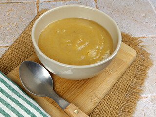bol de soupe aux légumes, en gros plan	