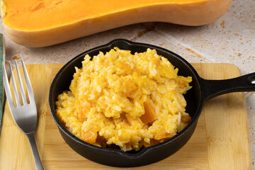 plat de risotto au butternut, en gros plan	