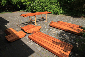 Holzbretter und Balken gestrichen vorbereitet zum aufbauen eines Pavillon