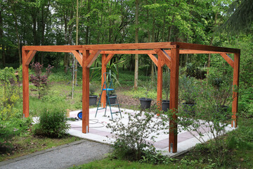 Pavillon auf Holz zu Hause im Garten aufbauen