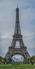 Fototapeta na wymiar view of the Eiffel tower walking through Paris