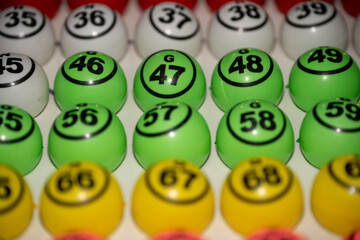 Boules de loto colorées pour tirage loto associatif