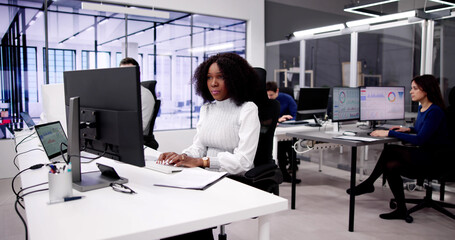 Consulting Financial Tax Accountant In Office