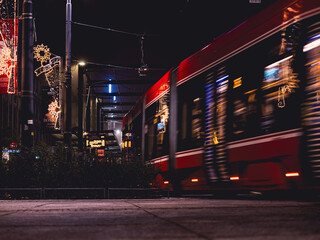 Nocny krajobraz miejski - Katowice, przystanek tramwajowy - obrazy, fototapety, plakaty