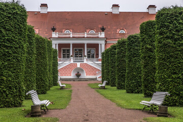 Sagadi (Comté de Viru-ouest, Estonie, Europe) - Vue estivale du manoir de Sagadi dans son parc - 704580211