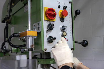 The operator of a mechanically controlled drilling machine switches cutting modes.
