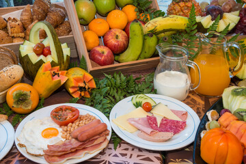 Frutas y platos de desayuno variados