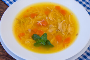 Sopa de pollo con fideos y zanahoria