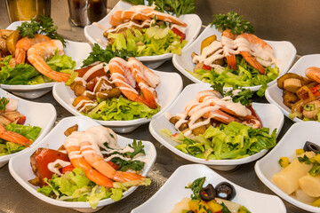 Platos de ensaladas con langostinos