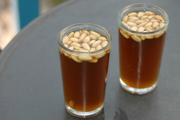 Vasos de té con piñones, bebida típica de Túnez