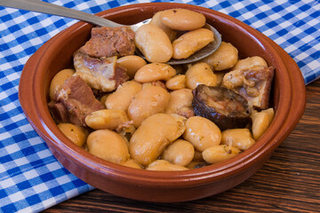 Fabada en cuenco de barro