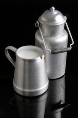 Cantaro y jarra con leche