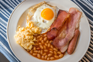 Plato con desayuno inglés