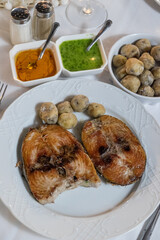 Atún con papas y mojos canarios