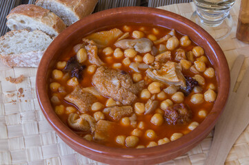 Callos con garbanzos en una cazuela de barro