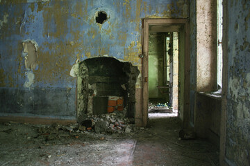 intérieur d'une maison abandonnée en ruine