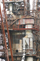 ancienne usine abandonnée, rouillée en faillite