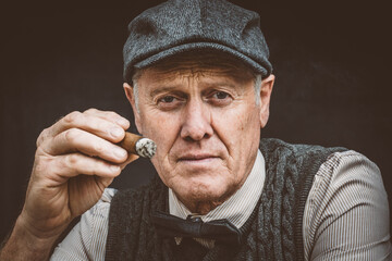 Mann mit Zigarre
