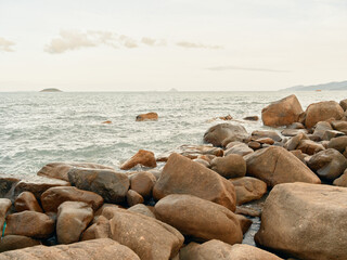 Fototapeta na wymiar Sunset Serenity: Majestic Cliffside Coastline Embraced by the Sea