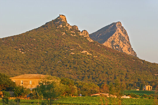 Photo Pic Saint Loup nord de Montpellier garrigues montagne calcaire Languedoc Roussillon H&eacute;rault Occitanie