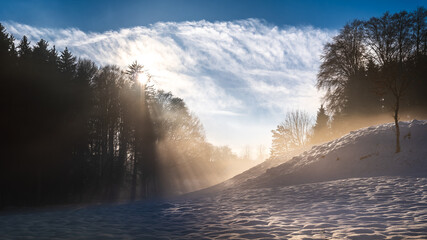 Zimowy krajobraz pod słońce