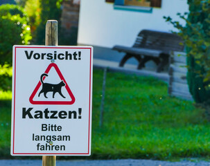 Schild Vorsicht Katzen Bitte langsam fahren