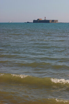 La Cap d'Agde plage Richeulieu, ile Fort Brescou, &icirc;le basalte au large du Cap d'Agde H&eacute;rault Occitanie Golfe du Lion Languedoc Roussillon  Sud de la France