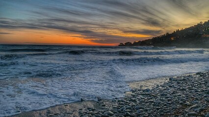 Un bel tramonto sul mar ligure al confine con Mentone, tra Italia e Francia