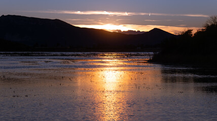 atardecer con vistas a un lago