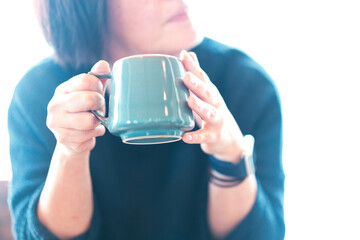 コーヒーカップを持つ手