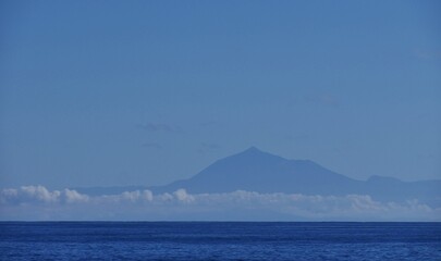 Blick von Santa Cruz auf de Teide in Wolken auf Teneriffa 