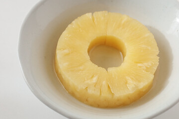 器に入れた缶詰のパイナップル