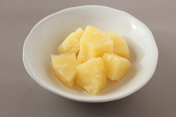 器に入れた缶詰のパイナップル