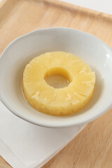 器に入れた缶詰のパイナップル