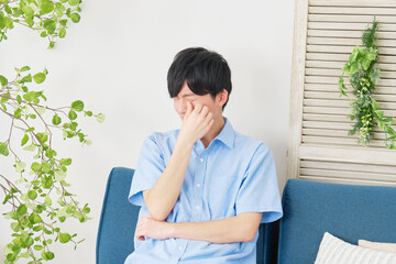 自宅で泣く男性