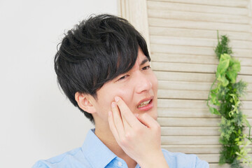 歯が痛い男性