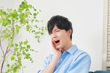 歯が痛い男性
