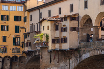 Fototapeta na wymiar Famous Ponte Vecchio from medieval times in the city center of Florence